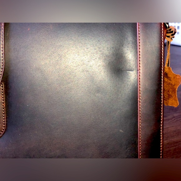 Mancini briefcase 18″ x 6″ x 13″ ( L x D x H )
4.2 lbs / 1.9 kgs NEW w/ out tags - Picture 4 of 9